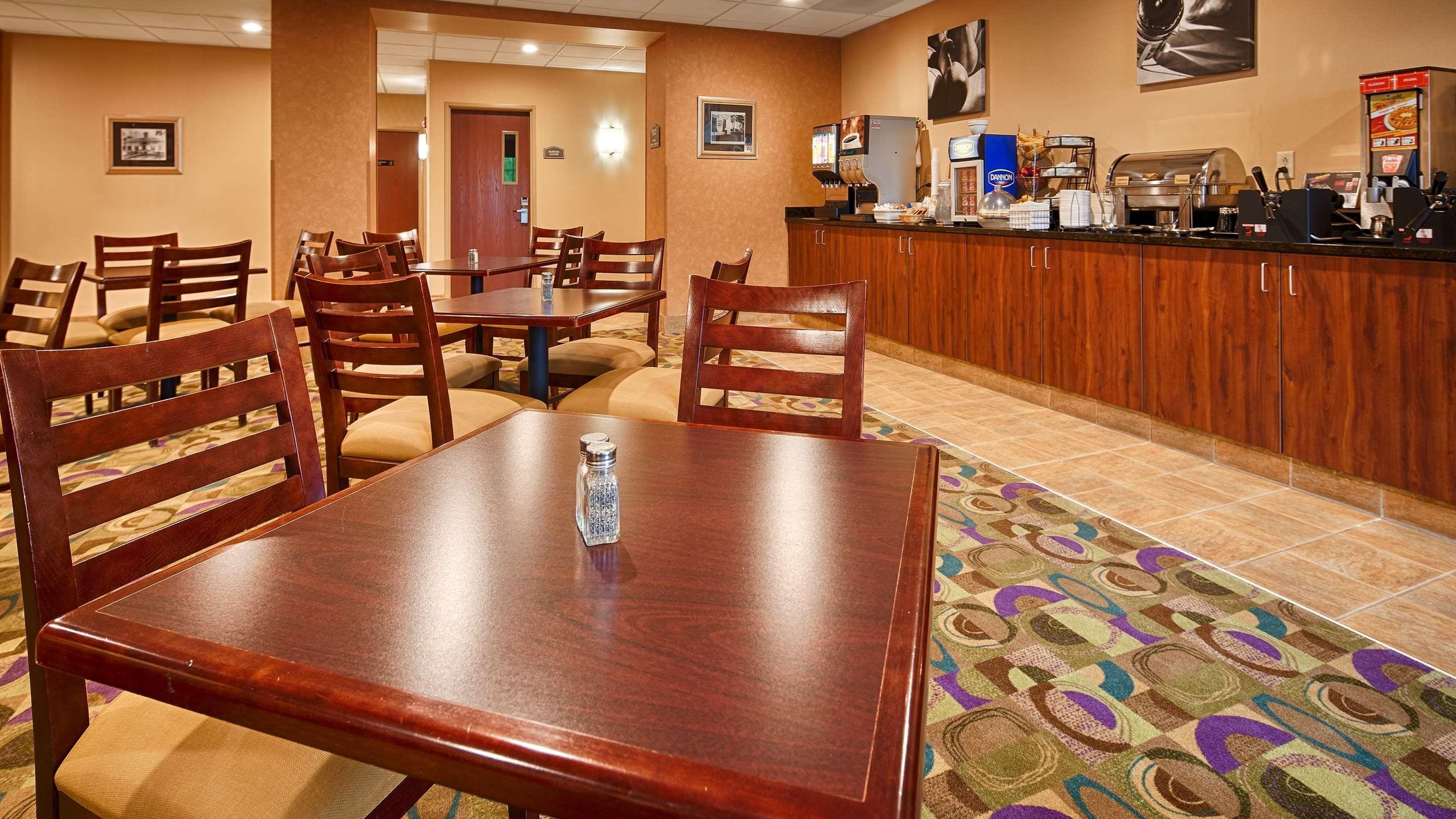 Best Western Plus Victor Inn & Suites Exterior photo